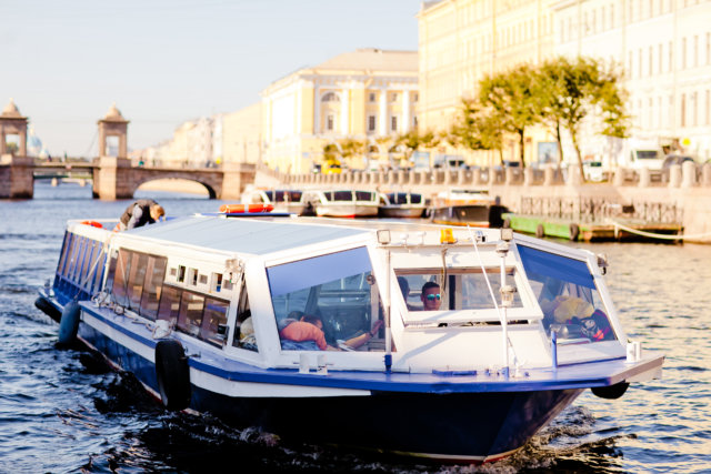 Экскурсия на катере в Петербурге – отличный способ провести время